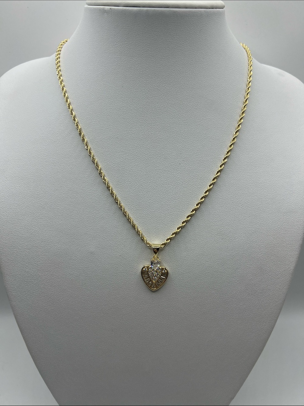 1387. 18k Gold Plated Heart Pendant With Crystal Accents 18k Gold Plated Chain - Picture 9 of 10
